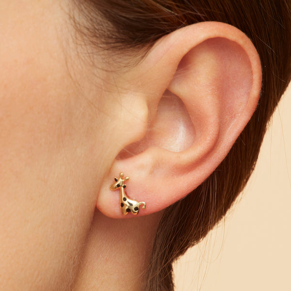 Our playful Giraffe stud earring for girls in 14 karat gold features enamel hand-painting in black.