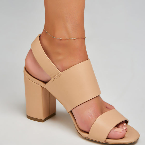 This gold anklet for day to night wear is made of 14 karat gold. The anklet features solid gold balls aligned on a delicate gold chain.