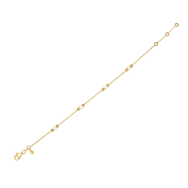 This handmade 14 karat gold pearl bracelet is an essential classic for every day. Each freshwater pearl is encased by diamond cut gold balls that reflect the light and add an extra sparkle to your wrist. 