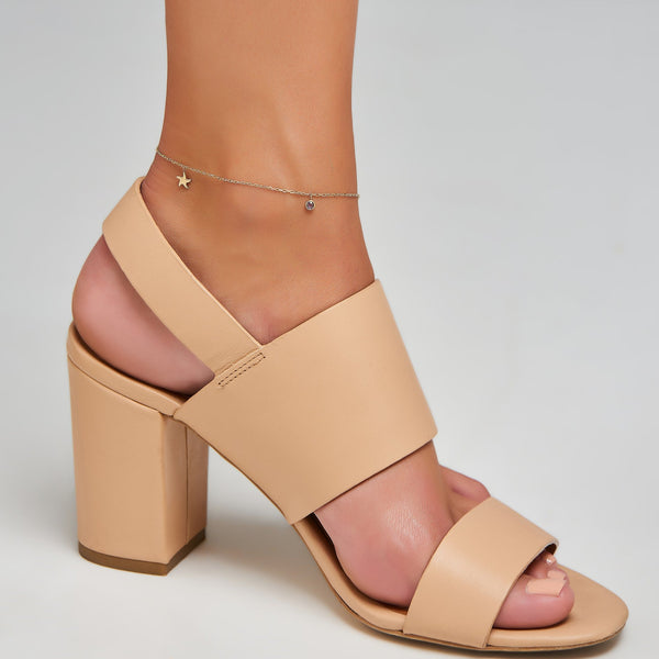 The 14 karat gold anklet with its seastar charm and colorful stone adds a touch of sparkle to every step you take.  The gold anklet length is 22cm extendable to 26cm.